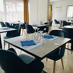 מלון Domaine De La *